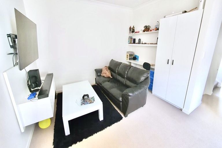 Photo of property in 35 Trotting Terrace, Fairview Heights, Auckland, 0632