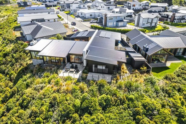 Photo of property in 17 Promontory Crescent, Newlands, Wellington, 6037