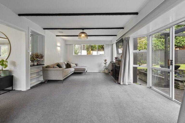 Photo of property in 10 Whitby Place, Westown, New Plymouth, 4310