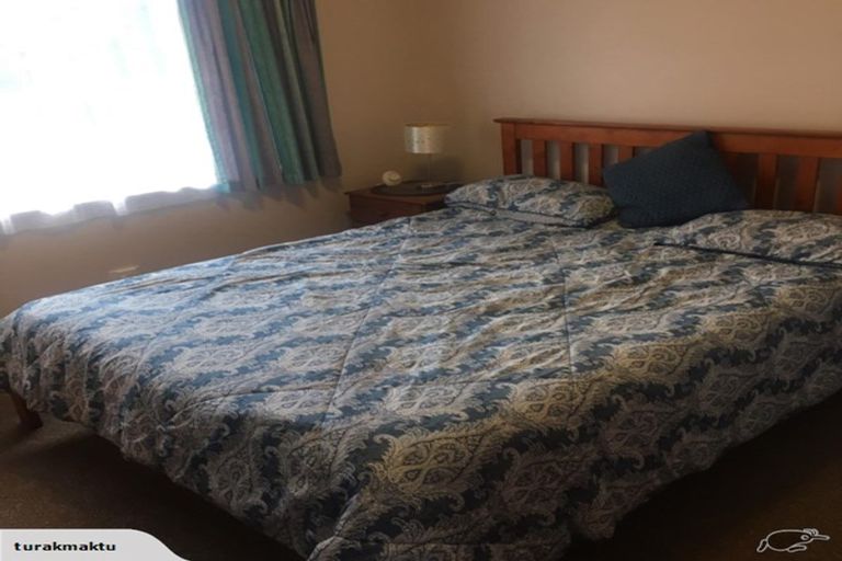 Photo of property in 5 Quigley Street, Newlands, Wellington, 6037