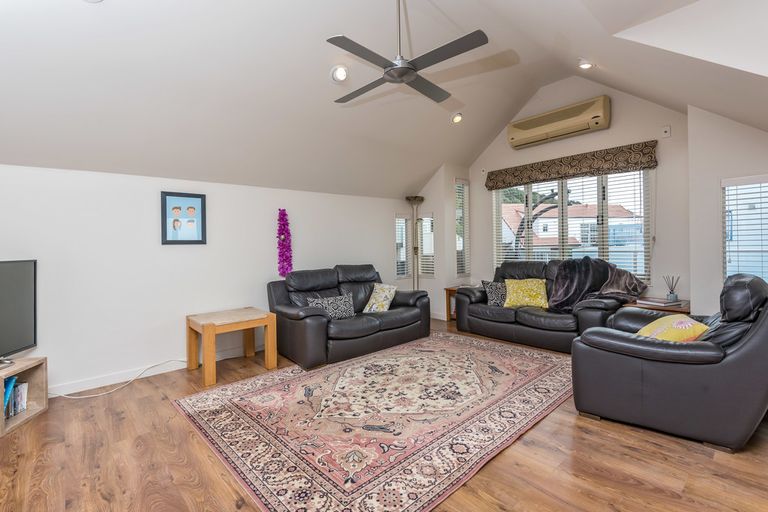 Photo of property in 2/50 The Esplanade, Eastern Beach, Auckland, 2012