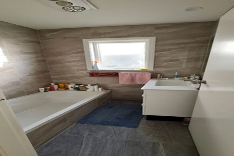 Photo of property in 72 Stewart Drive, Newlands, Wellington, 6037