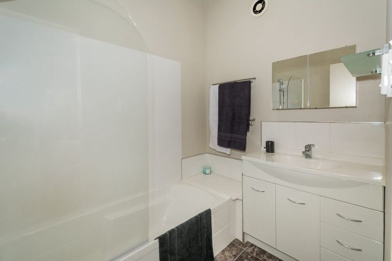 Photo of property in 9 Raupapa Street, Northcote, Auckland, 0627