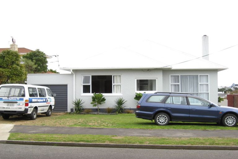 Photo of property in 6 Strandon Place, Strandon, New Plymouth, 4312