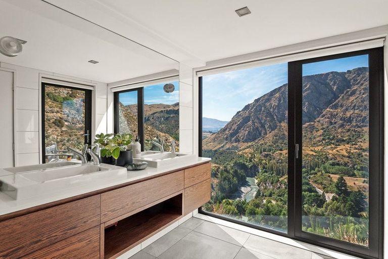 Photo of property in 12 Crow's Nest Road, Arthurs Point, Queenstown, 9371