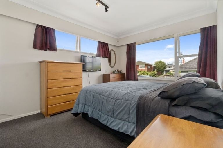Photo of property in 33 School Road, Te Atatu South, Auckland, 0610
