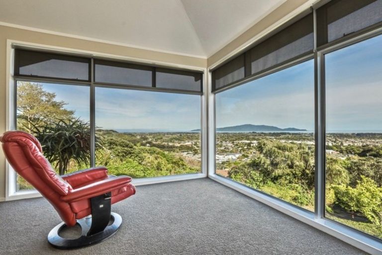 Photo of property in 55 Kakariki Grove, Waikanae, 5036