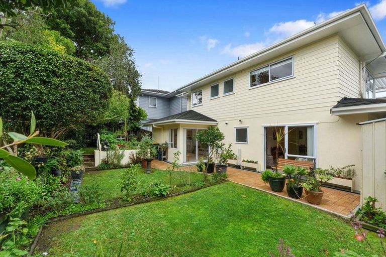 Photo of property in 2/10 Javelin Place, West Harbour, Auckland, 0618