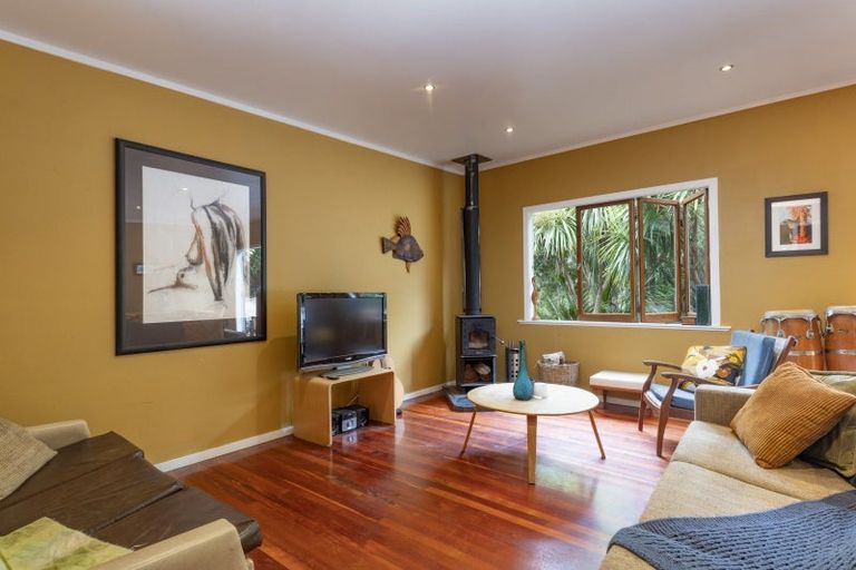 Photo of property in 33 Glenesk Road, Piha, New Lynn, 0772