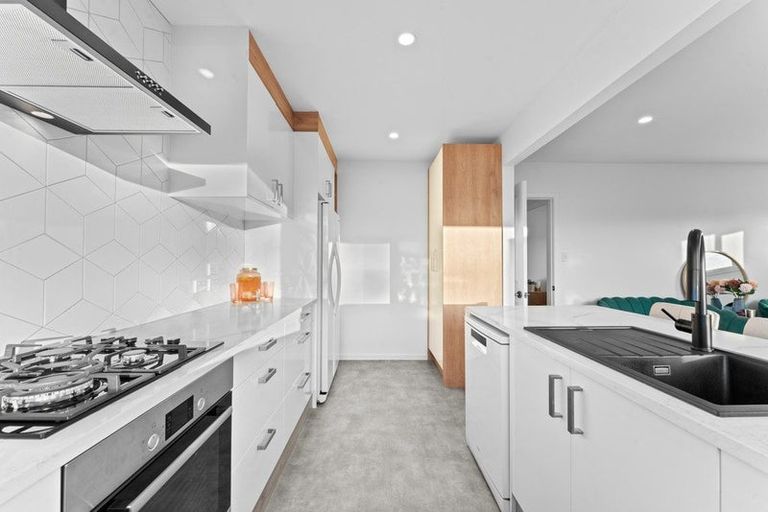 Photo of property in 23b Woodglen Road, Glen Eden, Auckland, 0602