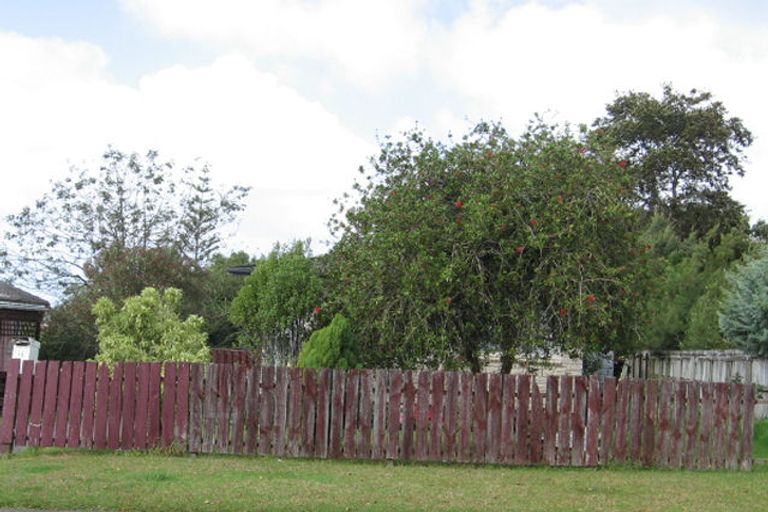 Photo of property in 15 Pipitea Place, Massey, Auckland, 0614