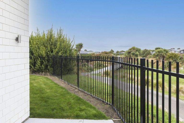 Photo of property in 21 Loch Tanna Way, Broomfield, Christchurch, 8042