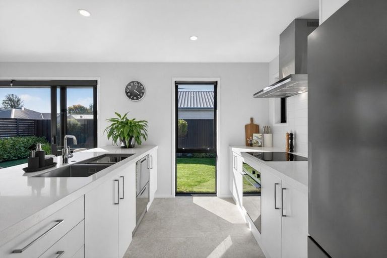 Photo of property in 2 Graeme Cooper Lane, Avonhead, Christchurch, 8042