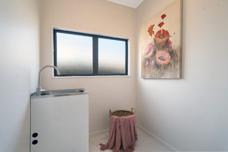 Photo of property in 48a Beaubank Road, Kelston, Auckland, 0602