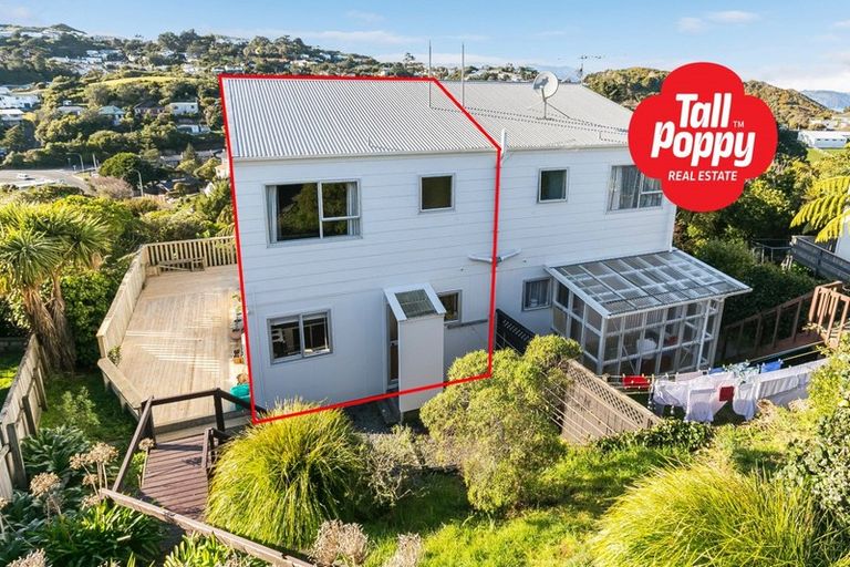 Photo of property in 32a Cheltenham Terrace, Newlands, Wellington, 6037