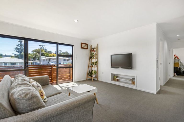 Photo of property in 2/2 Neal Avenue, Glenfield, Auckland, 0629