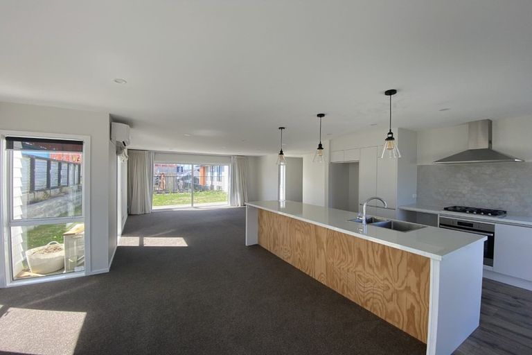 Photo of property in 12 Promontory Crescent, Newlands, Wellington, 6037