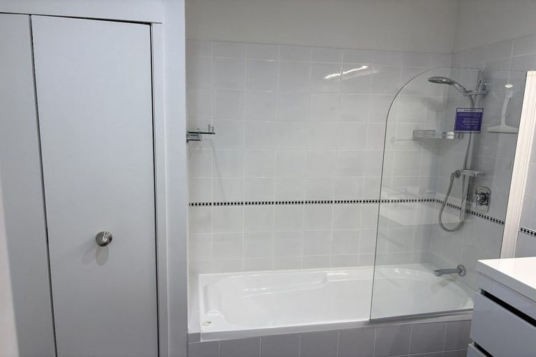 Photo of property in 8 Madeira Lane, Massey, 0614