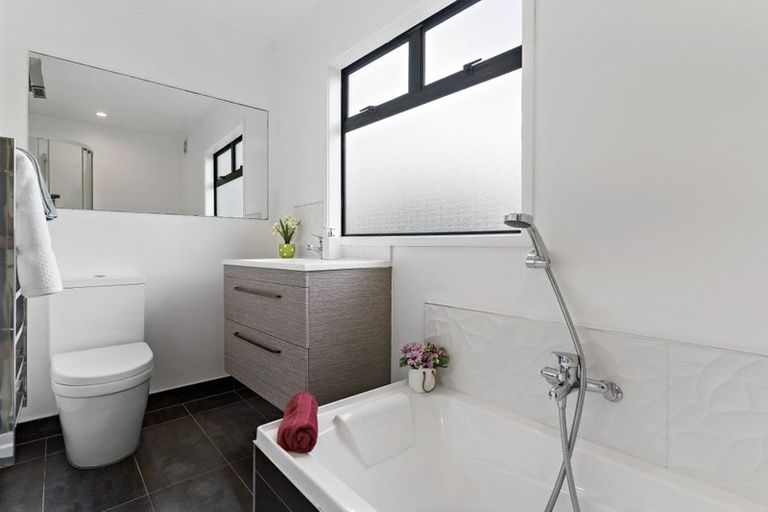 Photo of property in 2/9 Wharf Road, Te Atatu Peninsula, Auckland, 0610