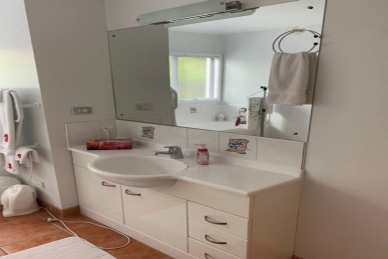 Photo of property in 9 Springwater Vale, Unsworth Heights, Auckland, 0632