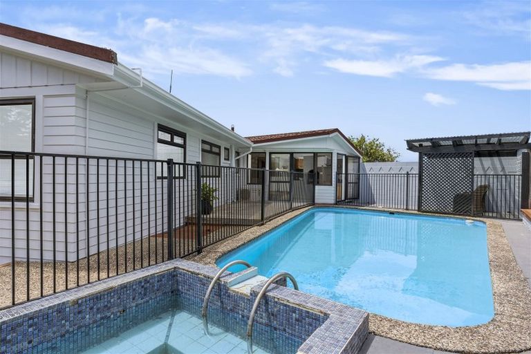 Photo of property in 2/44 Becroft Drive, Forrest Hill, Auckland, 0620