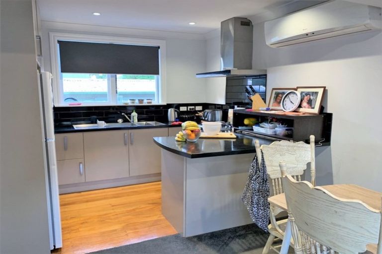 Photo of property in 118b Newlands Road, Newlands, Wellington, 6037