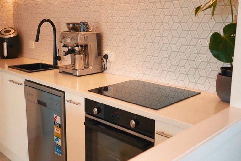 Photo of property in 2/9 Paruru Avenue, Northcote, Auckland, 0627