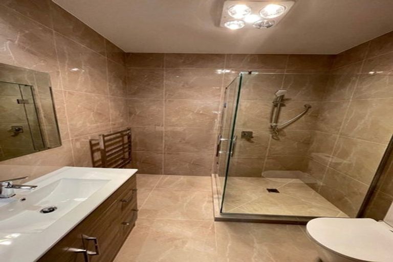 Photo of property in 33a Red Hills Road, Massey, Auckland, 0614