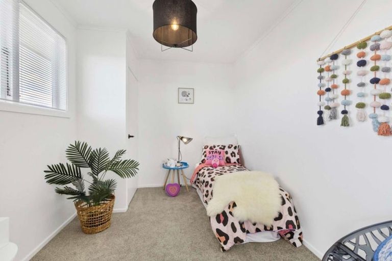 Photo of property in 32 Neil Avenue, Te Atatu Peninsula, Auckland, 0610