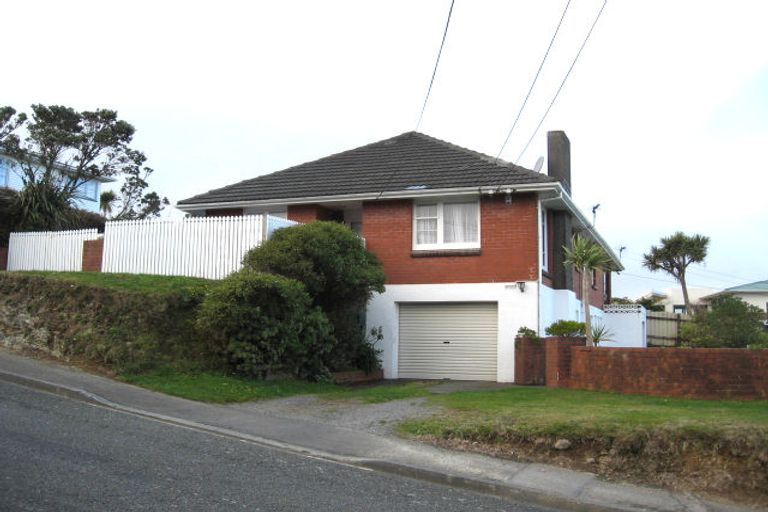 Photo of property in 2 Ruskin Road, Newlands, Wellington, 6037