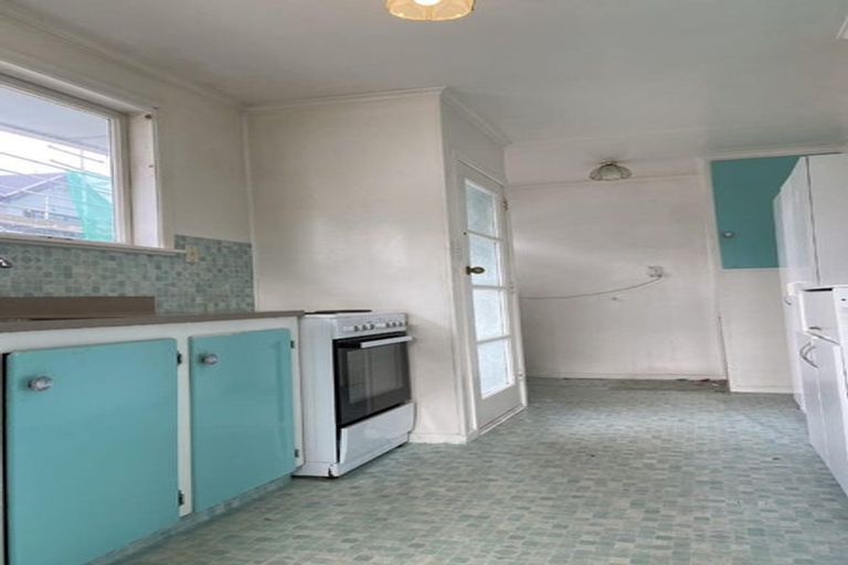 Photo of property in 62 Royal View Road, Te Atatu South, Auckland, 0610