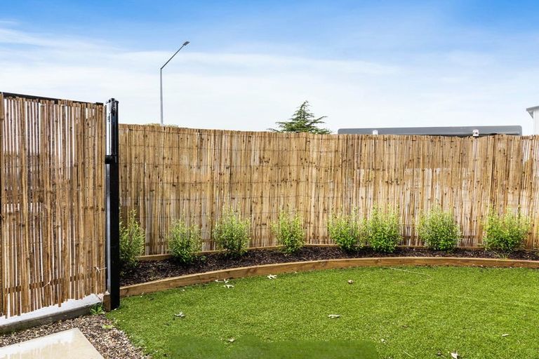 Photo of property in 1/1 Fruitvale Road, New Lynn, Auckland, 0600