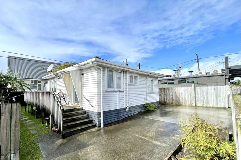 Photo of property in 1 Garadice Road, Rothesay Bay, Auckland, 0630
