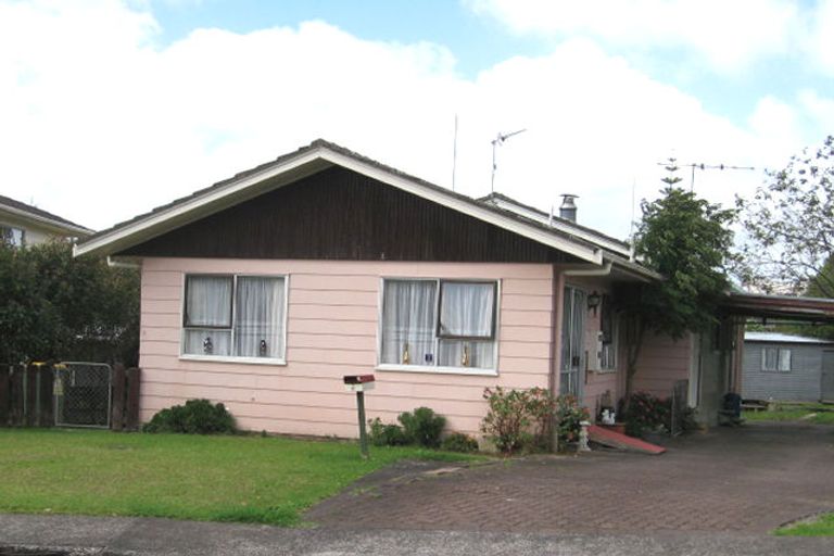 Photo of property in 17 Pipitea Place, Massey, Auckland, 0614
