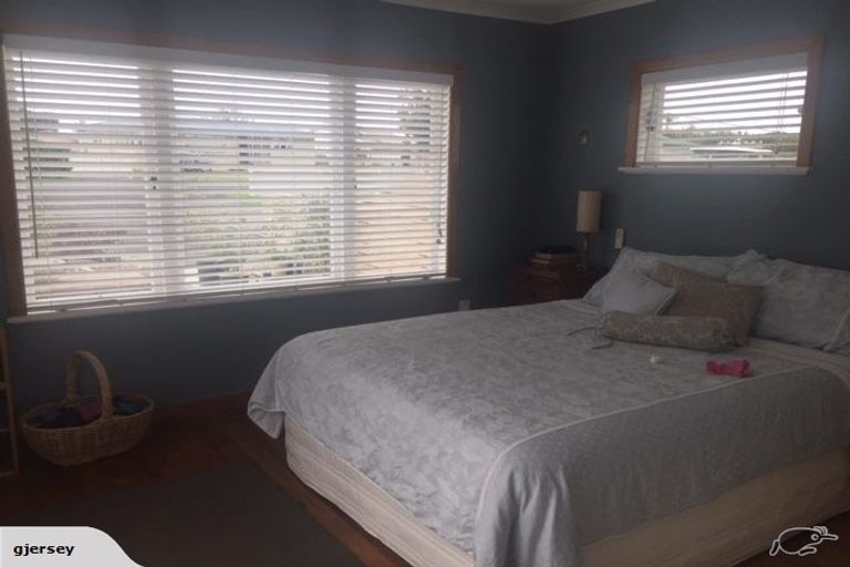 Photo of property in 10 Helga Crescent, Te Atatu Peninsula, Auckland, 0610