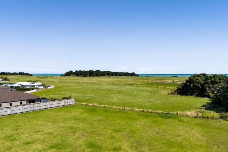 Photo of property in 25 Dolphin Parade, Bell Block, New Plymouth, 4312