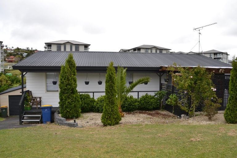 Photo of property in 10 Rook Place, Unsworth Heights, Auckland, 0632