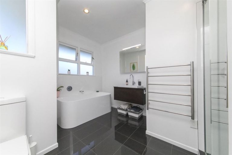 Photo of property in 10 Murray Road, Te Atatu Peninsula, Auckland, 0610