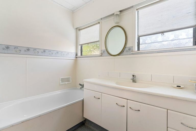 Photo of property in 6 The Esplanade, Castor Bay, Auckland, 0620