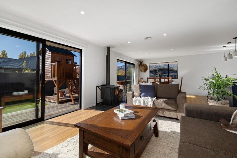 Photo of property in 32 Stratford Drive, Mount Pisa, Cromwell, 9383