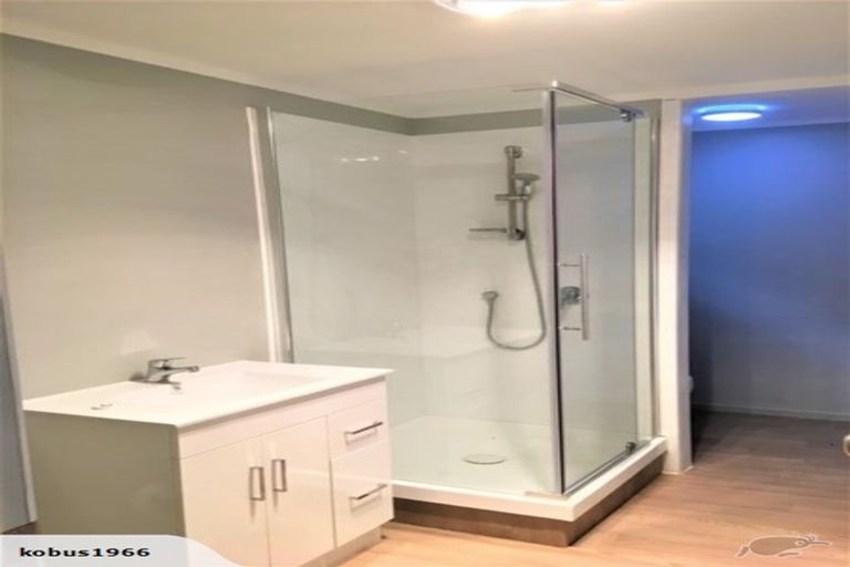 Photo of property in 121 Ennis Avenue, Pakuranga Heights, Auckland, 2010