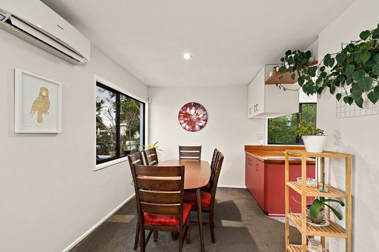 Photo of property in 22 Dawnhaven Drive, Te Atatu Peninsula, Auckland, 0610