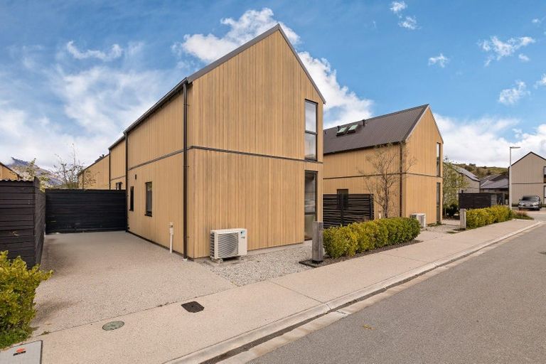 Photo of property in 62 Casterway Crescent, Jacks Point, 9371