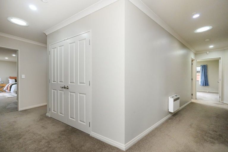 Photo of property in 6 Ron Place, Fitzherbert, Palmerston North, 4410