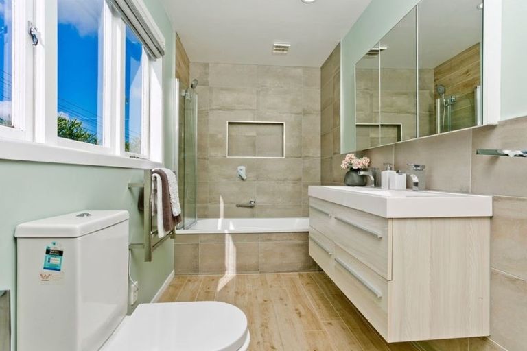 Photo of property in 962 East Coast Road, Northcross, Auckland, 0632