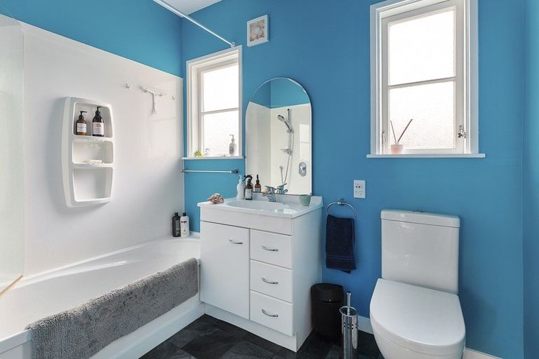 Photo of property in 318 Queens Drive, Lyall Bay, Wellington, 6022