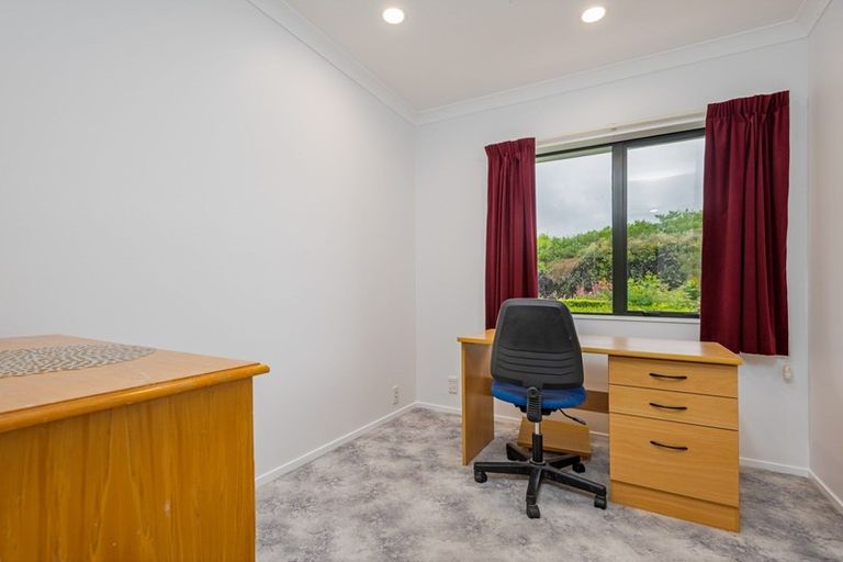 Photo of property in 10 Tui Glen Drive, Levin, 5571