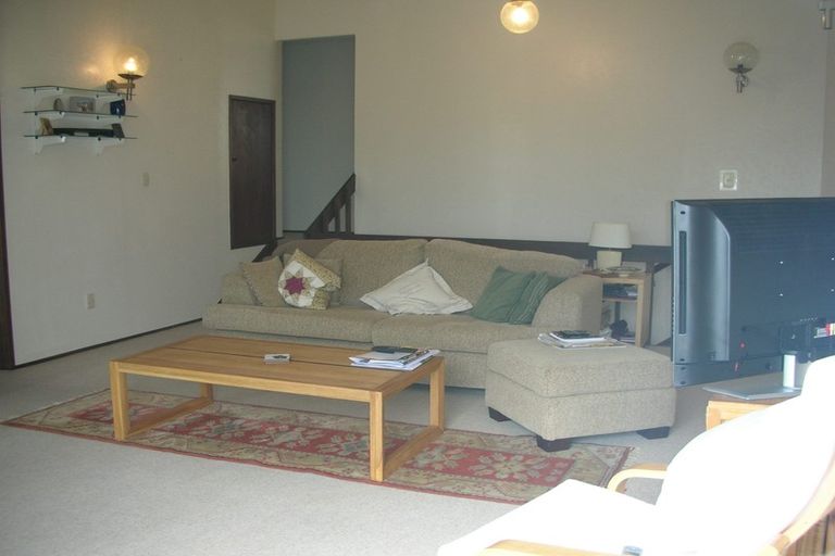 Photo of property in 2/126 Island Bay Road, Beach Haven, Auckland, 0626