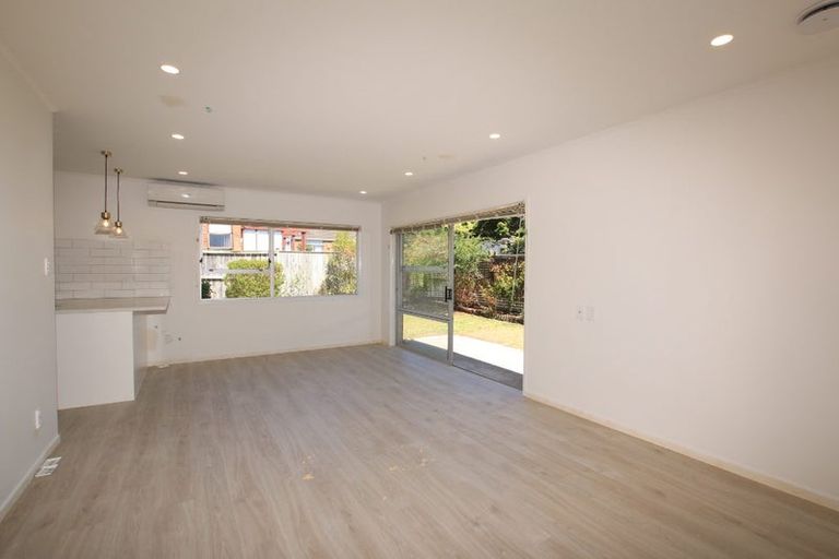 Photo of property in 3/5 Tobruk Crescent, Milford, Auckland, 0620