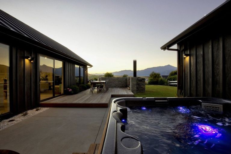 Photo of property in 12 Kinross Lane, Jacks Point, Queenstown, 9371